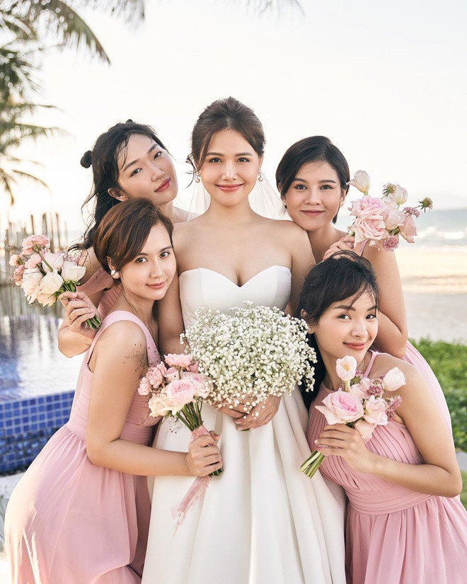 Dàn phù dâu đều là những người bạn thân thiết của Phanh Lee từ phim ảnh đến ngoài đời. Trong đó, diễn viên Huyền Lizzie và MC Vũ Thu Hoài là những cái tên quen thuộc với khán giả truyền hình.