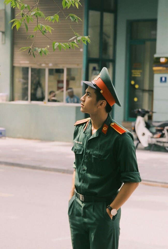 Chàng sinh viên tại Học viện Quân y Hà Nội sở hữu sống mũi cao, hàng lông mày rậm, khuôn mặt góc cạnh hút mắt. Thậm chí có người cho rằng nếu không trở thành một bác sĩ quân đội, anh chàng rất có thể sẽ thành công nếu theo đuổi con đường nghệ thuật.