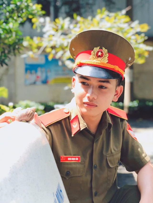Đinh Ngọc Lên sinh năm 1999, quê Bình Thuận được biết đến sau một loạt hình ảnh cực kỳ điển trai khi đang trong quá trình thực tập môn Giáo dục An ninh - Quốc phòng tại trường THPT Trường Chinh, quận 12, TP HCM.