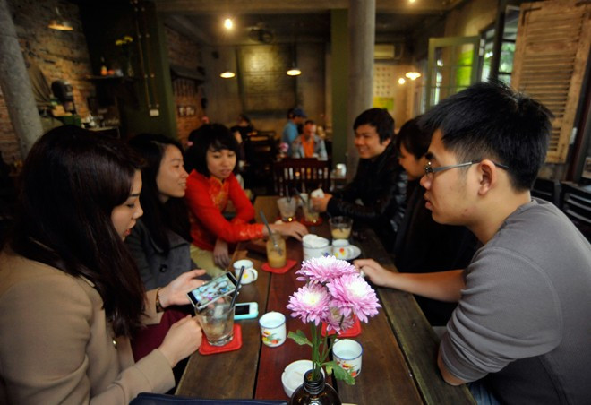 Một ví dụ điển hình như quán cafe Avalon nằm ở tầng 6 của tòa nhà Hàm cá mập có view nhìn thẳng ra hồ Gươm. Mỗi ly đồ uống tại đây có giá dao động từ 70.000 đến 100.000 và hút thêm shisha thì các bạn trẻ sẽ phải trả thêm từ 300.000 đến 500.000 đồng một bình. Nếu bạn muốn chụp ảnh thì sẽ phải trả thêm phí là 300.000 đồng/giờ.