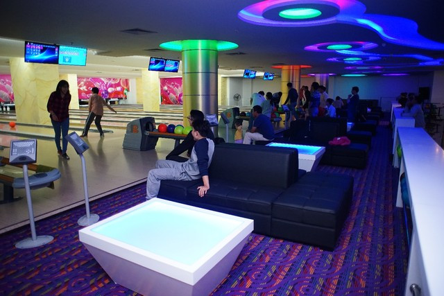 Như vậy trung bình mỗi hóa đơn thanh toán cho mỗi cuộc chơi bowling vào những ngày tết có thể lên tới trên dưới 500.000 đồng. Chưa kể đến việc khi các làn chơi bowling quá đông, các bạn trẻ phải để lại tên tuổi, số điện thoại và tiền đặt cọc để đợi tới lượt mình chơi.