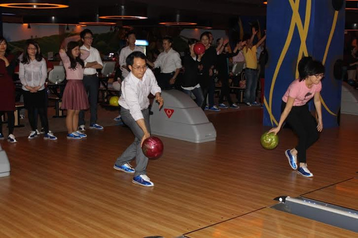 Giá chơi bowling vào những ngày tết cũng không rẻ chút nào. 1 game cho 1 người tương ứng với 10 lượt ném và mỗi lần ném 2 bóng rơi vào khoảng 60.000 đồng đến 80.000 đồng/ game. Kèm theo việc mua game để chơi bowling thì các bạn trẻ sẽ phải thuê giày với giá từ 20.000 đến 30.000 đồng/ đôi.