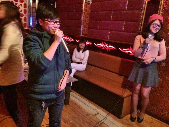 Karaoke cũng là một hình thức giải trí được ưa chuộng ngang ngửa với xem phim dù giá trong những ngày Tết khá "chát" và không mấy quán còn phòng trống bắt đầu từ 8h tối trở đi.