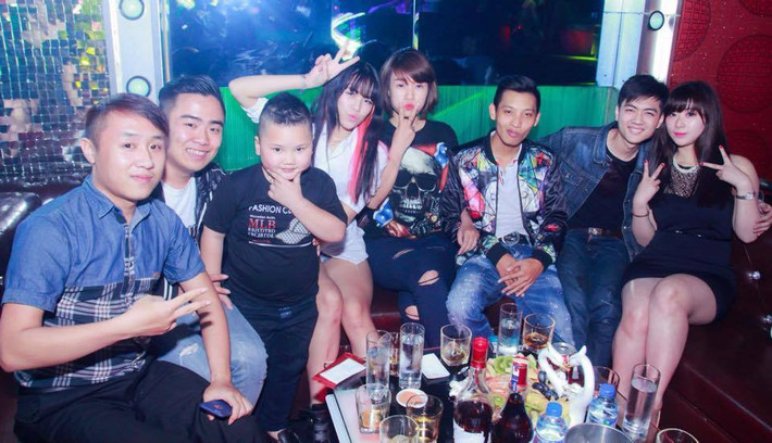Trong những ngày Tết, từ các pub cho tới các bar đều chật kín người mà chủ yếu là những bạn trẻ. Tùy theo số lượng người và số lượng đồ như rượu, hoa quả... mà mỗi nhóm đi từ 6 - 7 người cũng sẽ mất 5 - 7 triệu đồng, trung bình cứ 1 người là khoảng 1 triệu đồng cho một bữa đập phá tại các pub, bar này.