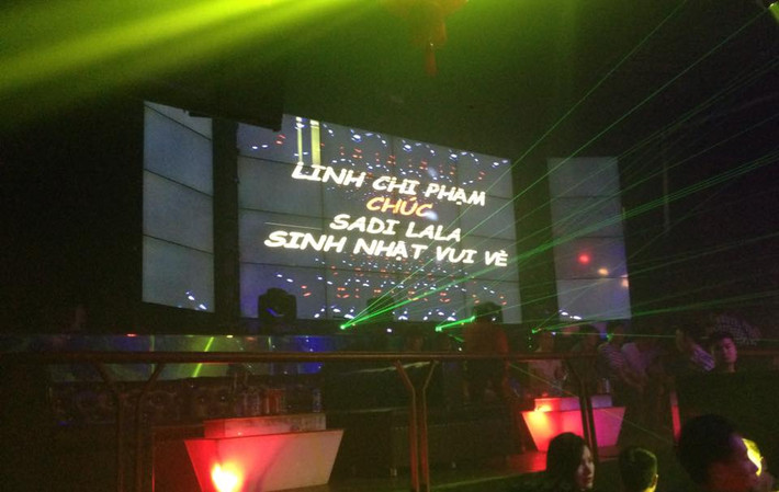 Ở những bar cao cấp hơn và lớn hơn như các vũ trường, mỗi tối Tết các bạn trẻ có thể "ngốn" tới hàng chục triệu đồng không thương tiếc. Chỉ với hai ba chai rượu mạnh, vài đĩa hoa quả và đồ khô cũng đã có thể đẩy hóa đơn lên tới 15 - 20 triệu đồng.