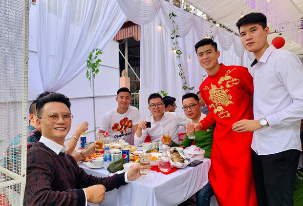Ca sĩ Hoàng Bách cũng sẽ là một khách mời quan trọng trong đám cưới. Anh đã tham dự đám hỏi của cặp đôi diễn ra vào cuối năm 2019 vì vậy chẳng có lý do nào lại vắng mặt trong đám cưới.