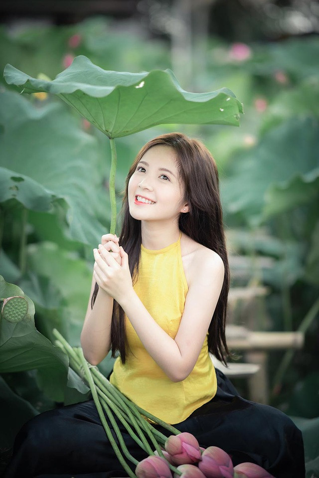Hot girl 9X sở hữu dung nhan trong sáng, ưa nhìn với đôi mắt to tròn ngây thơ, sống mũi cao và nụ cười cực kỳ duyên dáng. Nhiều ý kiến cho rằng Ngọc Huyền và Thảo Nari, gái xinh Tuyên Quang sở hữu nhiều nét giống nhau.