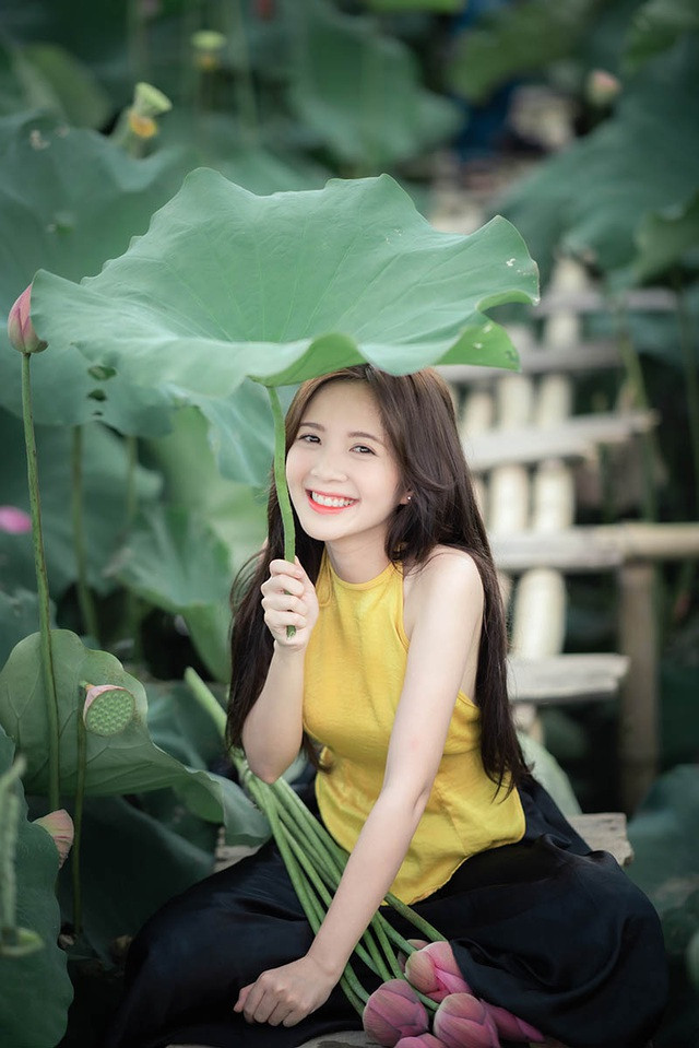 Dù diện yếm hay áo bà ba, hot girl vẫn chinh phục người khác bằng vẻ đẹp cực kỳ trong sáng, dễ thương. Cô nàng cũng được nhận xét là trẻ hơn rất nhiều so với tuổi thật.