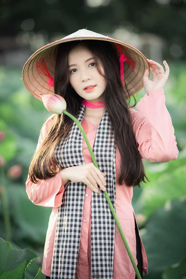 Với lợi thế về ngoại hình, Ngọc Huyền bén duyên với nghề mẫu ảnh. Cô là gương mặt được rất nhiều nhãn hàng thời trang "chọn mặt gửi vàng". Đồng thời, cô nàng cũng xuất hiện trên một số bộ phim truyền hình và phim ngắn trên mạng xã hội.