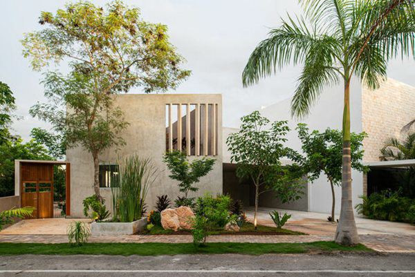 Ngôi nhà bình dị được xây dựng tại thị trấn Meriada (Mexico), được tạp chí kiến trúc nổi tiếng Archdaily đánh giá là mang thiết kế “kỳ lạ” nhưng thực chất lại phù hợp với điều kiện xây dựng và mong muốn của chủ nhân ngôi nhà.
