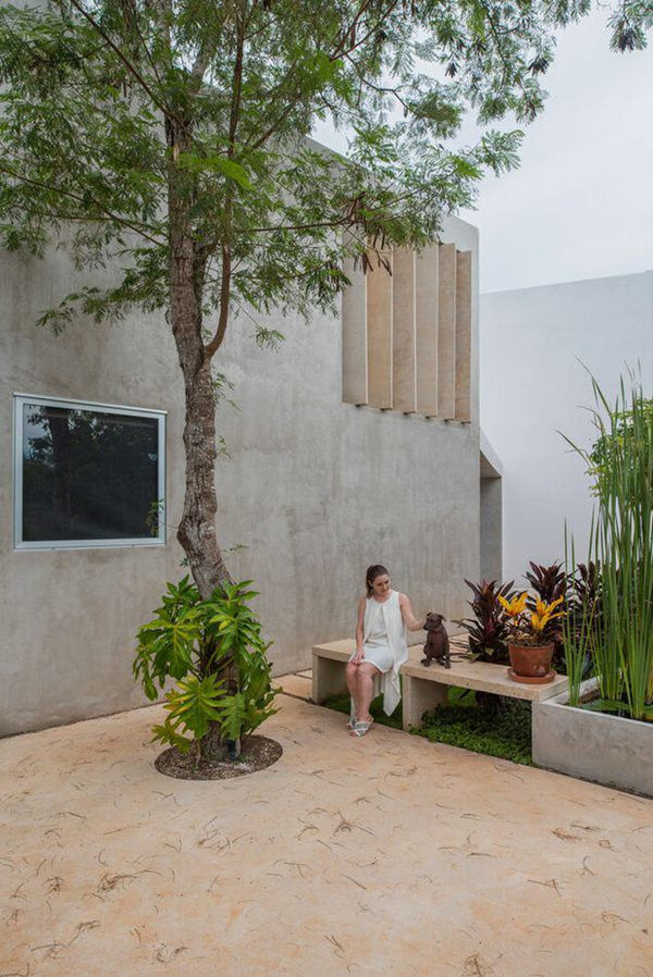 Vợ chồng chủ nhân của ngôi nhà là người lai, mang trong mình nhiều dòng máu và nền văn hóa khác nhau nên họ mong muốn ngôi nhà tích hợp không gian đa văn hóa, đặc biệt là nền văn hóa Maya cổ đại của Mexico.