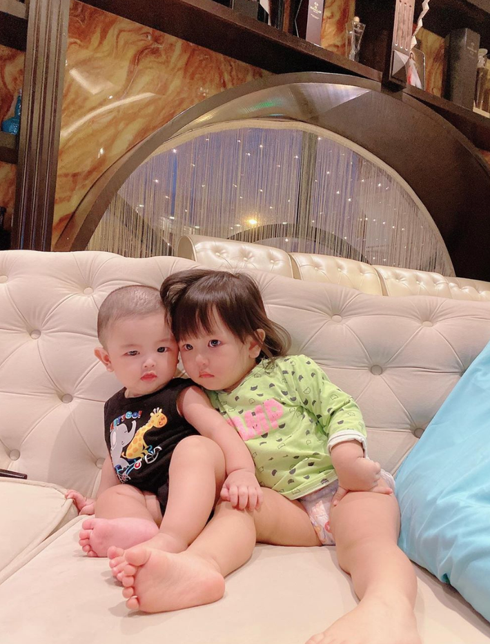 Qua những bức hình được Trang Pilla đăng tải là đủ hiểu Son và Kem có cuộc sống đầy đủ cỡ nào. Bởi thế mà trông hai chị em cũng đều thần thái, sang chảnh dù tuổi đời còn rất nhỏ.