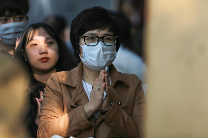 Những nơi đông đúc như đền, chùa thời điểm này là cực kỳ đông đúc nên việc đeo khẩu trang, hạn chế lây nhiễm virus corona là điều hết sức cần thiết.