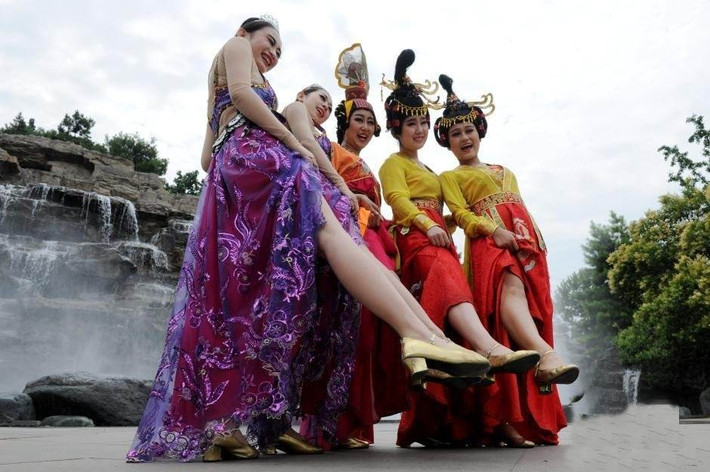 Tuy vậy, những "tiểu thư xuyên không" này vẫn không quên tạo dáng vén quần khoe chân nhí nhảnh đúng chất của những thiếu nữ thời hiện đại.