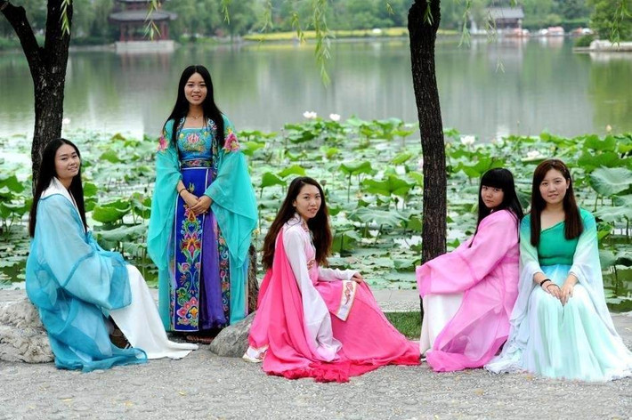 Bộ ảnh của những nữ sinh này đã nhận được nhiều sự chú ý bởi ý tưởng sáng tạo, vừa truyền thống lại vừa tôn lên được nét xinh đẹp của các nữ sinh...
