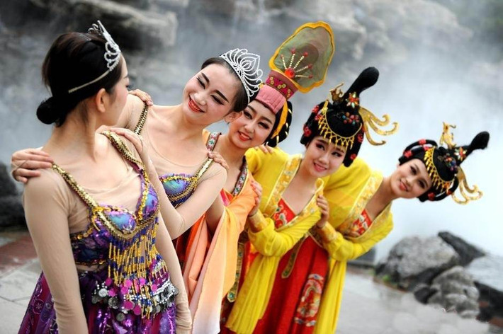 Hóa thân thành những tiểu thư xinh đẹp, nhóm nữ sinh này khoác lên mình những bộ trang phục cầu kỳ, nổi bật cùng với những phụ kiện cổ trang, lắc mình một cái "xuyên không" trở về thời phong kiến.