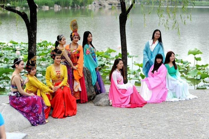 Cùng tạo dáng chụp ảnh bên hồ sen thơ mộng.