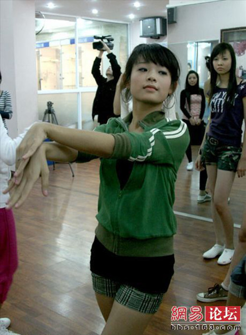 Huyền Baby. Với vẻ đẹp hồn nhiên, ngây thơ, hotgirl Hà thành xinh đẹp này đã làm chao đảo cư dân mạng Hoa ngữ. Một trang tin hàng đầu của Trung Quốc đã đăng tải bộ hình Huyền Baby đang say sưa tập luyện vũ đạo cùng bạn bè. Hiện tại Huyền Baby đã rời xa showbiz và lo kinh doanh cho nhà chồng.