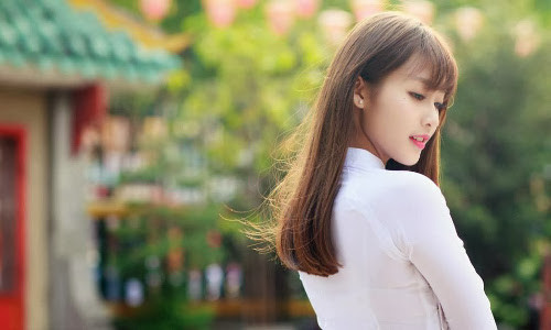 Khả Ngân. Các trang báo của Đài Loan, Trung Quốc đều khen ngợi Khả Ngân bằng những loạt mỹ từ như: “ngọt ngào, nụ cười tỏa nắng, cô nàng giản dị, thánh thiện, đáng yêu nhất Việt Nam...”.