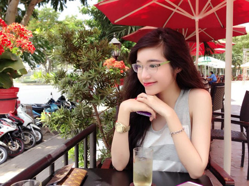 Elly Trần: Trần nổi tiếng nhờ thân hình nóng bỏng, với số đo vòng 1 ngoại cỡ, cô từng xuất hiện trên nhiều tạp chí ở Hàn Quốc, Malaysia, Thái Lan... Elly được ví có vẻ đẹp quyến rũ như cô nàng MC gợi cảm nổi tiếng Trung Quốc là Dao Dao.