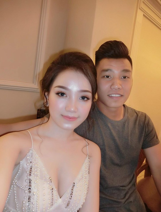 Phùng Bảo Trân, bạn gái Văn Thanh nhận được nhiều lời khen ngợi từ phía người hâm mộ vì không dựa dẫm, lợi dụng danh tiếng của bạn trai để nổi tiếng. Hiện tại, Bảo Trân đang rất thành công với spa làm đẹp của mình, bên cạnh đó cô nàng cũng kinh doanh online để kiếm thêm thu nhập.