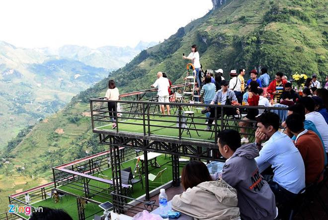 Mặc dù được CĐM kêu gọi tẩy chay nhưng khách sạn trên đèo Mã Pì Lèng vẫn thu hút đông đảo khách dừng chân. Thậm chí, nơi đây đã "cháy phòng" tới giữa tháng 10. Ảnh: Zing.vn