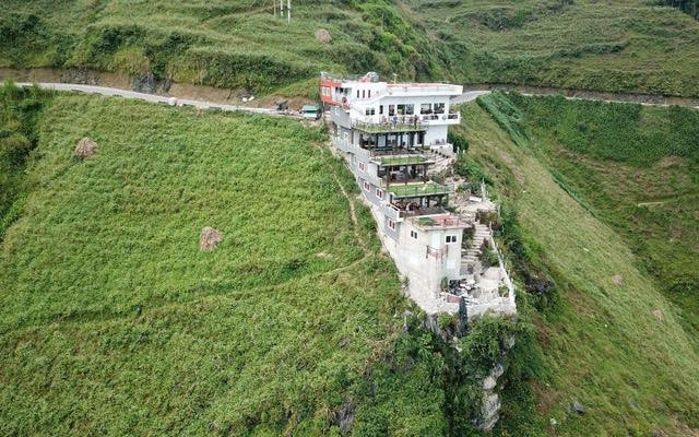 Nhiều ngày qua, cư dân mạng kêu gọi tẩy chay khách sạn 7 tầng Mã Pì Lèng Panorama nằm giữa con đèo. Công trình này được ví von như những cái "răng sâu" bê tông lổn nhổn dọc bờ dốc hùng vĩ, phá hoại khung cảnh thiên nhiên.