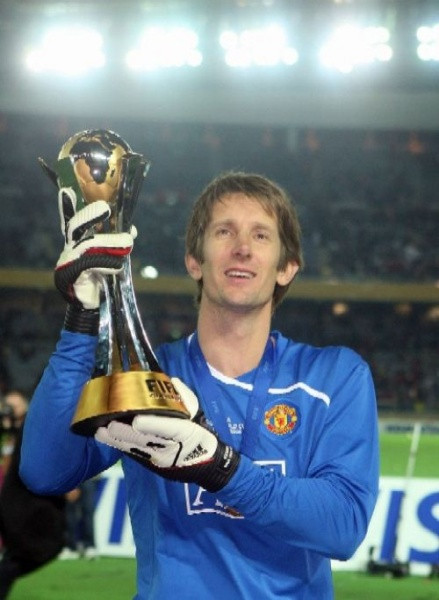 Nhưng ai mà ngờ được ở tuổi 35, anh được Man Utd chiêu mộ. Chỉ khoảng 6 năm mặc chiếc áo đỏ của đội bóng thành Manchester, Van der Sar đã trở thành tượng đài trong lòng các Manucians. Về sau anh được Sir Alex nhận định anh là thủ môn xuất sắc nhất từng chơi cho CLB kể từ thời Peter Schmeichel.
