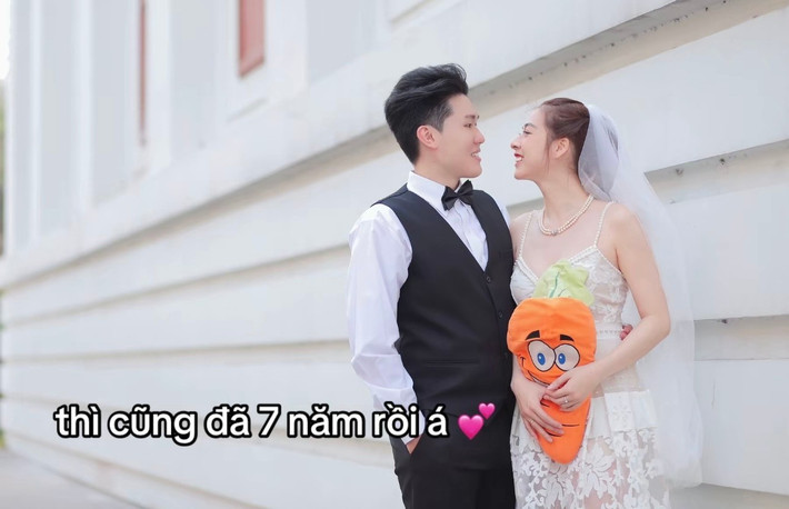 Chú cà rốt bông như nhân chứng chứng kiến cặp đôi từ lúc khó khăn đến khi "khổ tận cam lai".