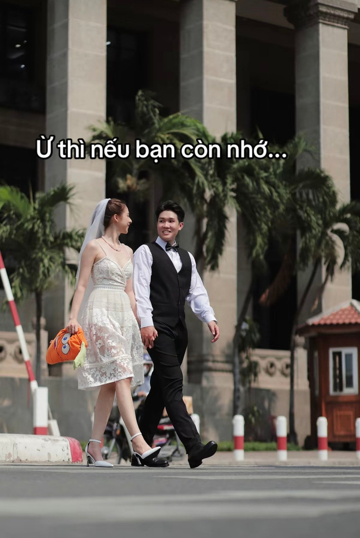 Theo thời gian, chú cà rốt bông vẫn được giữ gìn rất cẩn thận, dù cũ kỹ nhưng là minh chứng cho sự gắn bó của cặp đôi.