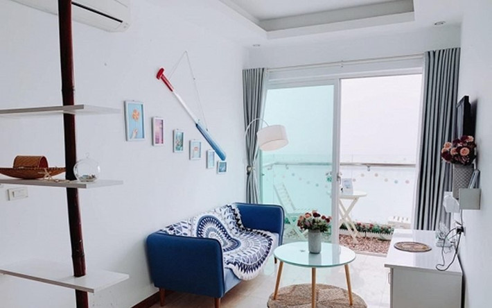 Phòng khách đơn giản, tông màu trắng - xanh mang hơi hướng đại dương.
