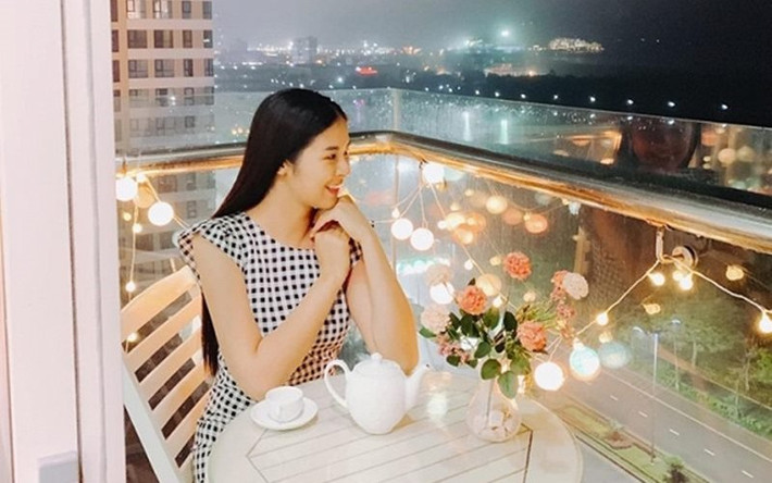 So với những nàng Hậu khác, Ngọc Hân cũng ít khi khoe đồ hiệu, nhà đẹp hay xe sang. Tính cách nàng Hậu khá giản dị nên ngày càng được yêu mến. Thế nhưng ít ai biết, cô đã âm thầm xây 2 căn nhà đẹp mê ly.
