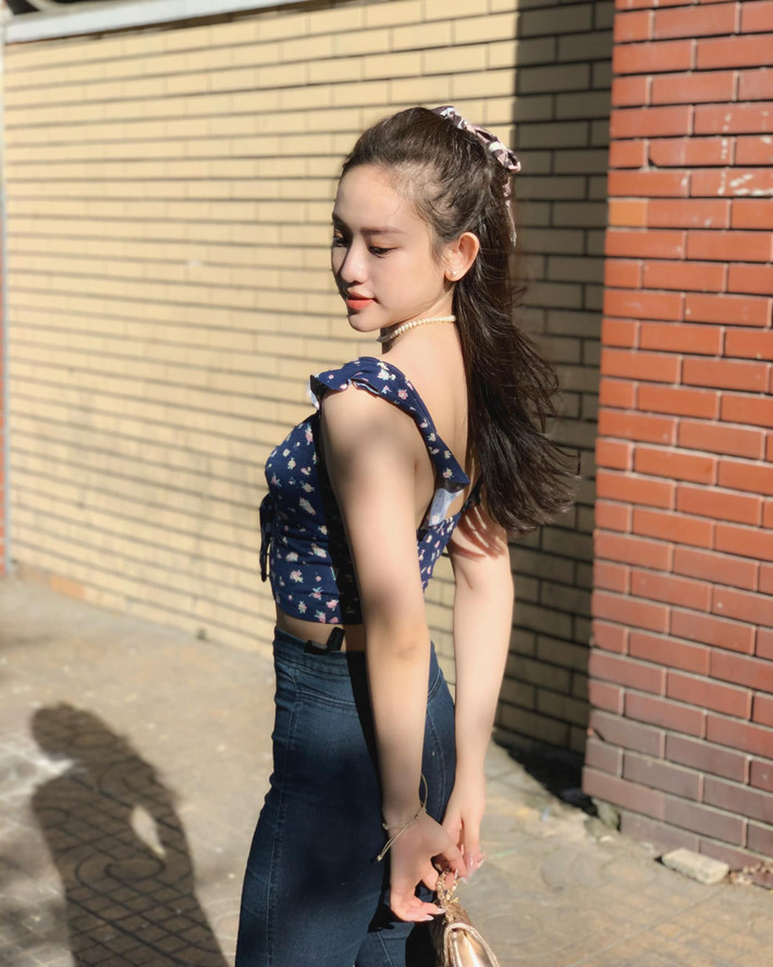 Có thể thấy, gương mặt của nàng hotgirl trông khá kém tự nhiên, không hài hòa như những gì mà người ta vẫn nghĩ về cô nàng với khuôn mặt V-line thon gọn, thanh tú sau màn “đập đi xây lại” năm nào. Cùng với đó, làn da kém mịn màng với phần bọng mắt thấy rõ dẫu chụp từ góc xa đã càng khiến cô nàng mất điểm trong mắt dân tình.