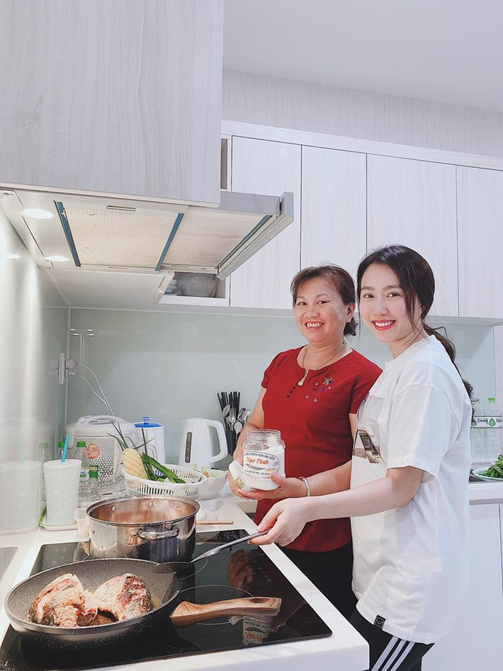 Cô nàng chỉ cập nhật hình ảnh cuộc sống hàng ngày, tương tác qua lại với bạn bè mà không có lấy một hành động đáng ngờ nào.