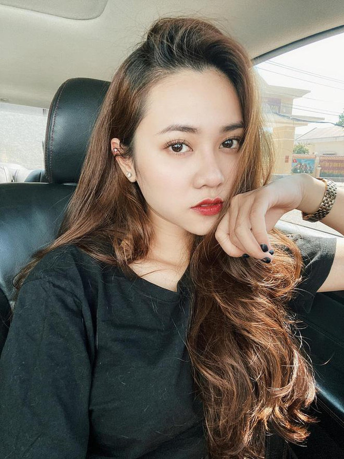 Dù là trên truyền hình hay ngoài đời, cô nàng cũng luôn chỉn chu từ cách trang điểm cho đến phong cách ăn mặc.