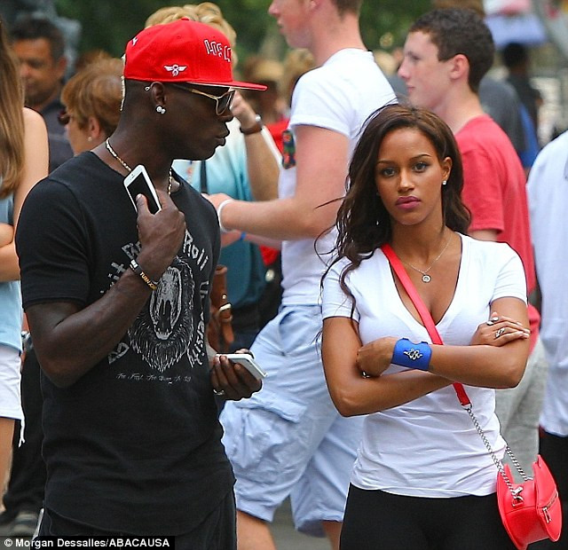 Mario Balotelli - Fanny Neguesha: Trước khi lên đường sang Brazil dự World Cup 2014 với ĐT Italia, Balotelli đã làm lễ đính hôn với siêu mẫu Bỉ Fanny Neguesha. Những tưởng Ngựa chứng đã kết thúc những cuộc phiêu lưu tình ái của mình nhưng với bản tính khác người Super Mario lại khiến người hâm mộ sốc nặng.