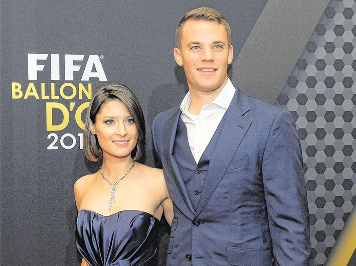 Manuel Neuer - Kathrin Gilch: Cuối tháng 10 năm ngoái, tờ Bild đưa tin, thủ thành ĐT Đức và cô bạn gái Kathrin Gilch đã bất ngờ nói lời chia tay sau hơn 5 năm hẹn hò. Không sở hữu nhan sắc rạng ngời nhưng Kathrin là một nhà tạo mẫu tóc tài năng. Cô luôn có mặt cổ vũ Neuer ở tất cả các trận đấu mà thủ thành này tham gia. Mối tình kéo dài hơn 5 năm của cặp đôi tưởng sẽ có một cái kết đẹp nhưng chính bản tính trăng hoa của thủ thành Bayern Munich đã khiến họ chia tay.