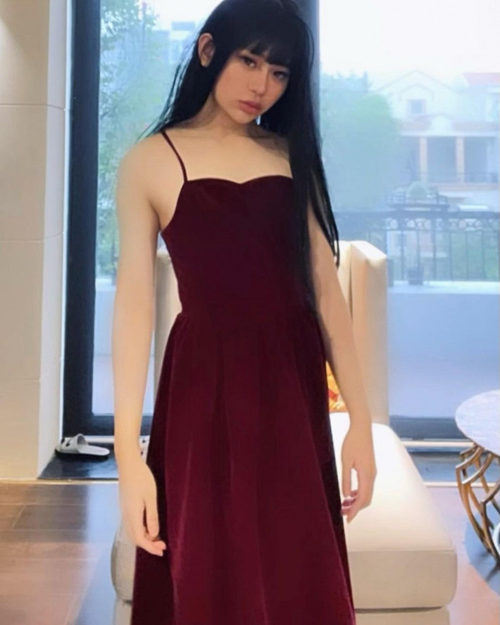 Trong nhiều hình ảnh, Gia Kỳ còn tự tin diện váy 2 dây, khoe vai trần nuột nà.