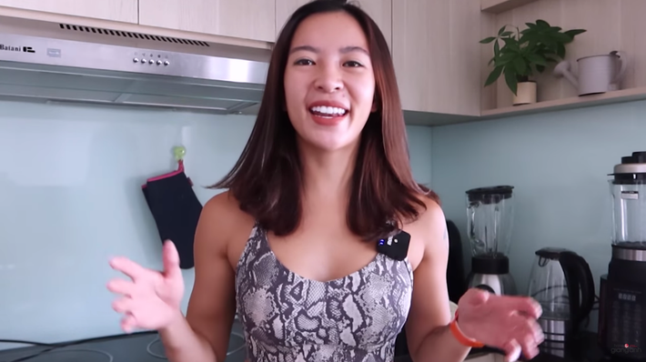 Cũng chính bởi việc không ngần ngại nói chuyện "thầm kín" nên đôi lúc, Hana Giang Anh khiến người xem phải "đỏ mặt" vì những từ ngữ mà cô nàng sử dụng.