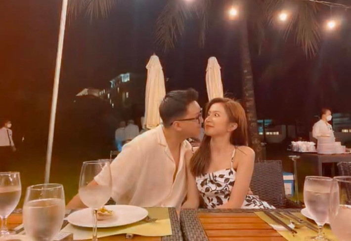 Cả 2 không ngại công khai những hình ảnh tình tứ.