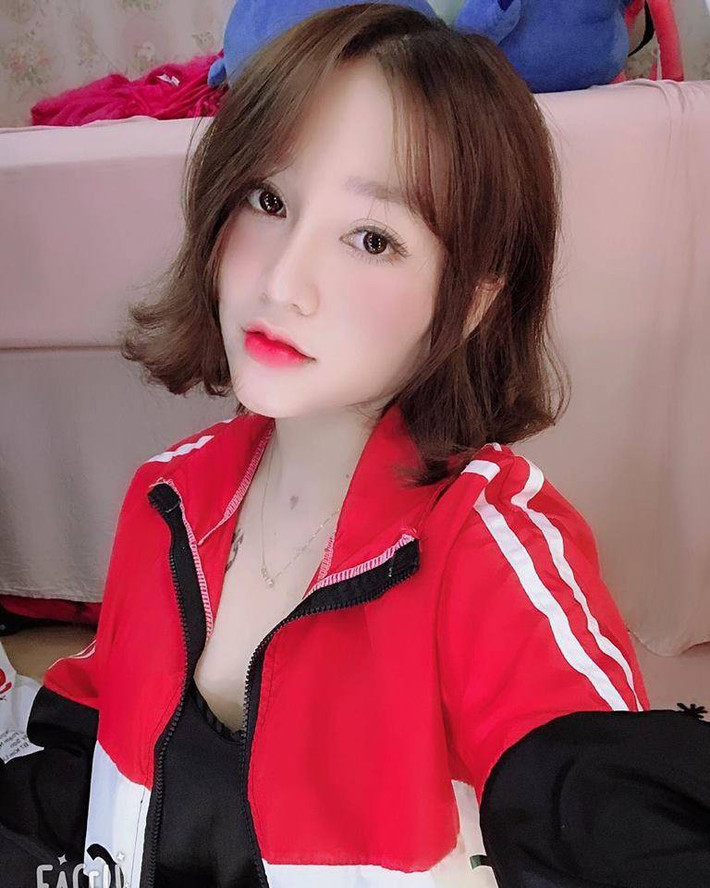 Năm 2017, mạng xã hội xôn xao trước clip nóng của hot girl Việt đình đám Kiều Anh Hera. Trước đó không lâu, cô nàng từng bị bạn trai cũ tố lăng nhăng, cắm "7 chiếc sừng" cho người yêu.