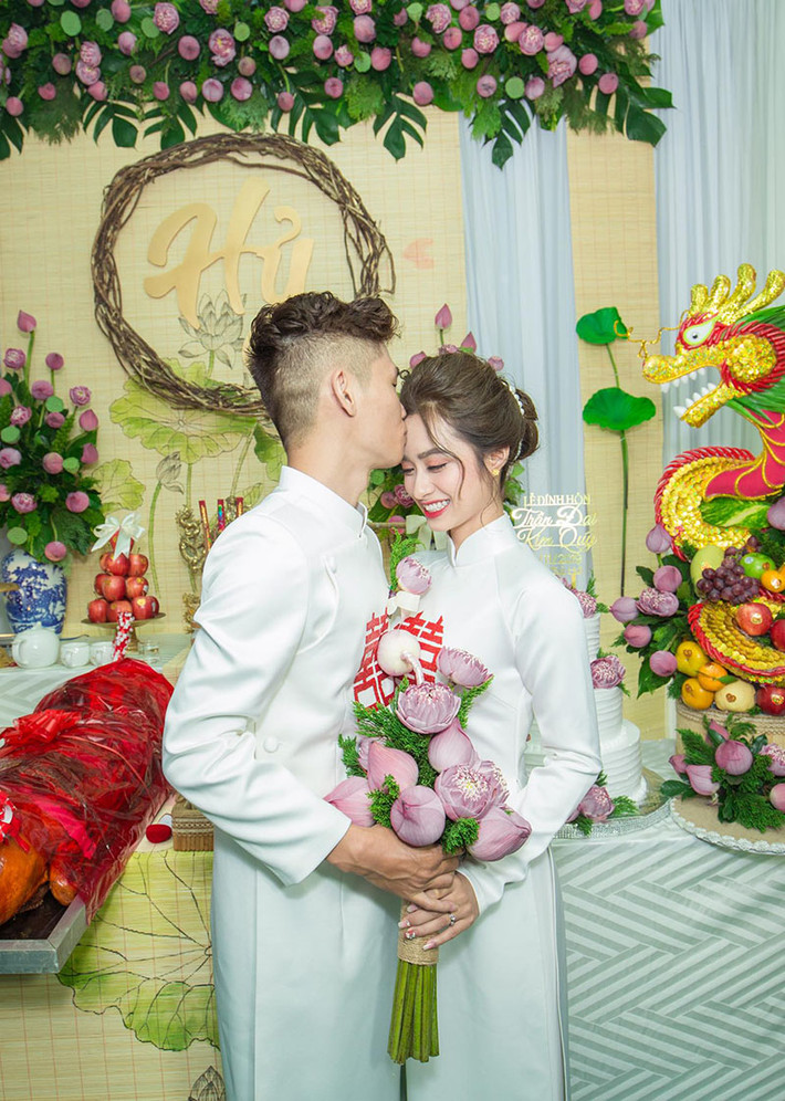 Theo tiết lộ của cô dâu, 2000 bông hoa sen đã được sử dụng để trang chí với chi phí 30 triệu đồng.
