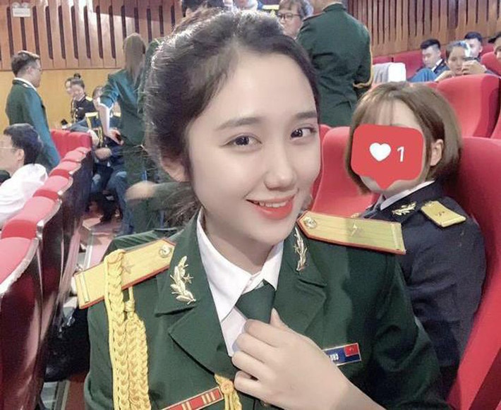Trước đó, Mina Young cũng từng gây sốt khi cover một số ca khúc rồi đăng tải lên mạng xã hội. Với niềm đam mê với âm nhạc nên hot girl 9X quyết tâm thi vào trường ĐH Văn hóa Nghệ thuật Quân đội dù gia đình không mấy ủng hộ.