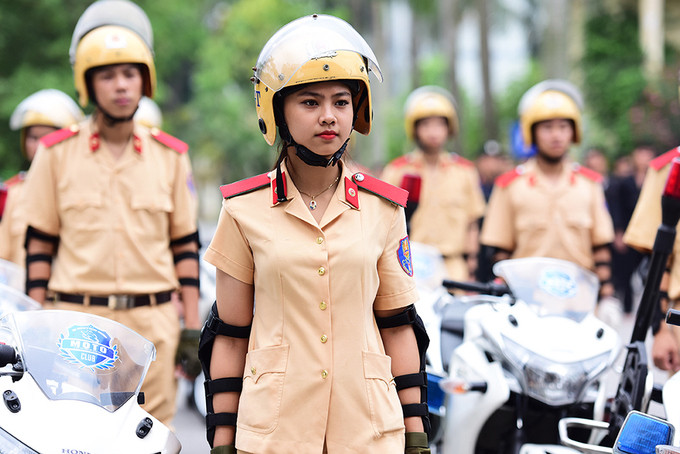 Hình ảnh Phạm Hồng Thủy trong trang phục cảnh sát, ngồi trên chiếc xe phân khối lớn từng được cộng đồng mạng lan truyền với tốc độ chóng mặt. Cô nàng được yêu mến bởi vẻ đẹp mạnh mẽ, rắn rỏi.