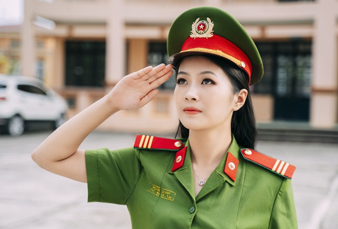 Năm 2019, Trần Ngọc Anh (SN 1998) được dân mạng biết đến khi tham gia cuộc thi Người đẹp Du lịch Non nước Cao Bằng. Cô lọt top những thí sinh được đánh giá cao nhờ khuôn mặt xinh đẹp, vóc dáng thon gọn. Hiện, hot girl đang công tác tại Đội Quản lý hành chính về trật tự xã hội Công an huyện Trà Lĩnh, Cao Bằng.