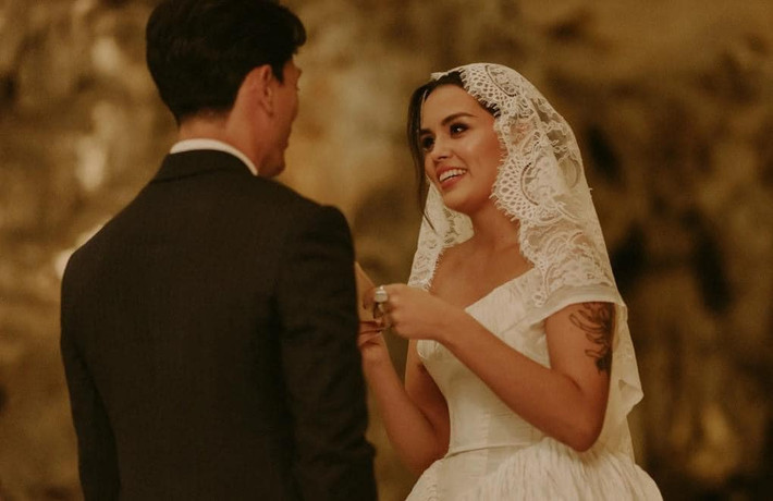 Vì cặp đôi rất yêu thích hang động này nên cô dâu Alexa tự nghĩ ra kế hoạch và lên ý tưởng cho một đám cưới trong mơ giữa khung cảnh hang động