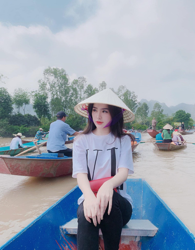 Mới đây, Vũ Thị Thùy Dương (SN 1999, Hải Dương) - mẫu ảnh nhận nhiều chú ý khi bức hình cô nàng ngồi rửa chậu bát "siêu to khổng lồ" được lan truyền trên MXH. Cô nàng được gán cho biệt danh " hot girl rửa bát".