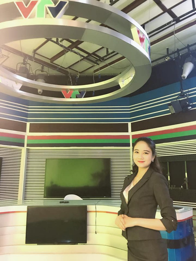 Cô là MC quen mặt của chương trình Kinh tế thị trường, Đầu tư 24/7... 9X để lại ấn tượng khá tốt với khán giả nhờ gương mặt sáng cùng giọng nói ngọt ngào.