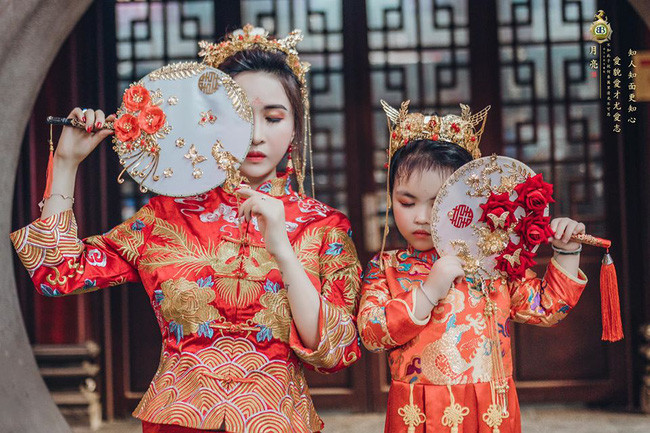 Mặc kệ dư luận, Mina Phạm ngày càng đăng ảnh cực cực lố.