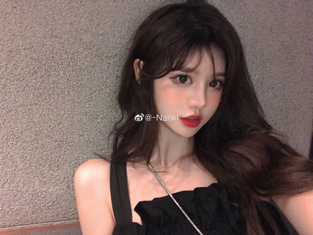 Công nghệ làm đẹp, chỉnh sửa ảnh ngày càng phát triển khiến một bộ phận giới trẻ Trung Quốc chìm đắm trong thế giới ảo. Đã có không ít trường hợp hẹn hò với hot girl trên mạng rồi bị sốc khi gặp ngoài đời.